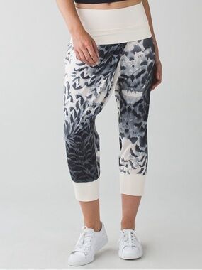 LULULEMON ATHLETICA Dance to Yoga Pant